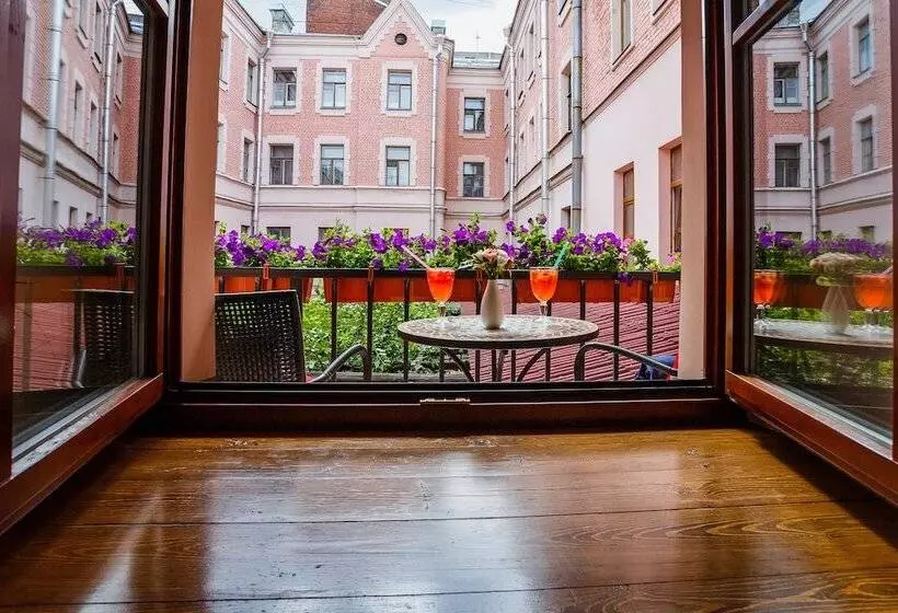 هتل Alexander House