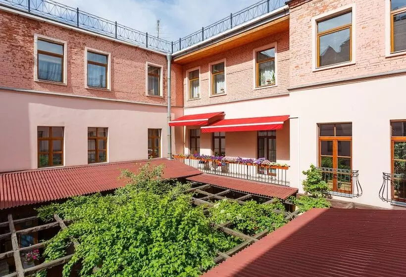 هتل Alexander House