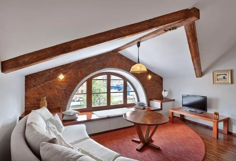 هتل Alexander House