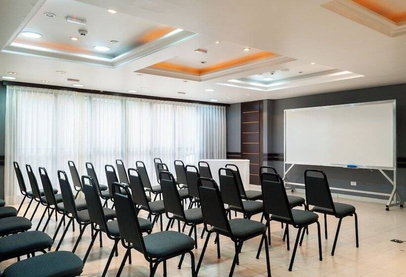 Master Curitiba Hotel   1,6 Km Do Estádio Couto Pereira   Show