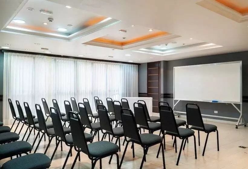 Master Curitiba Hotel 1,6 Km Do Estádio Couto Pereira Show