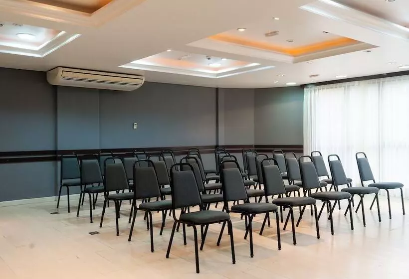 Master Curitiba Hotel 1,6 Km Do Estádio Couto Pereira Show