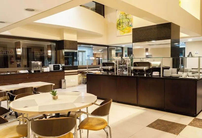 Master Curitiba Hotel 1,6 Km Do Estádio Couto Pereira Show