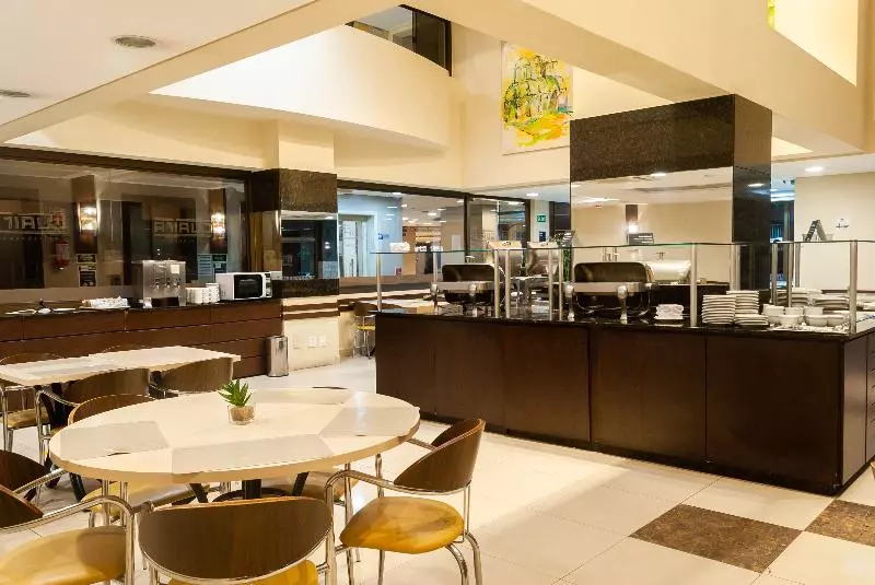 Master Curitiba Hotel 1,6 Km Do Estádio Couto Pereira Show