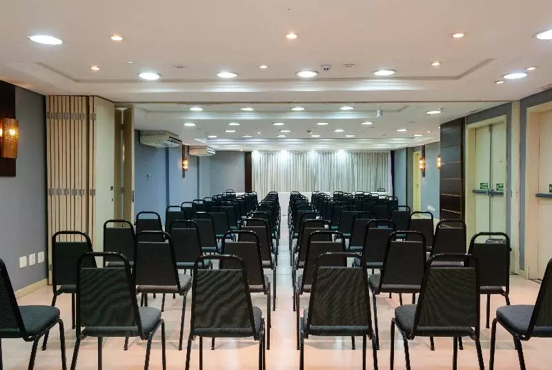 Master Curitiba Hotel 1,6 Km Do Estádio Couto Pereira Show