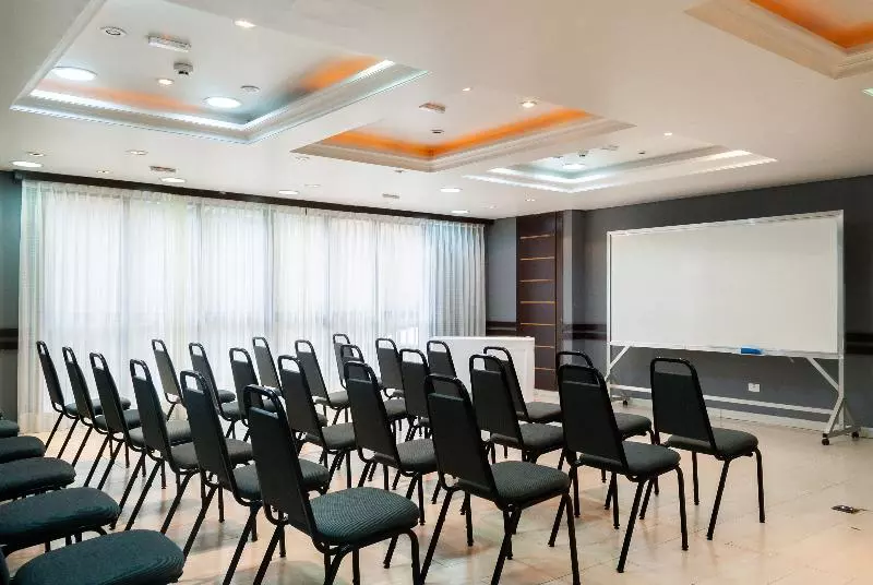 Master Curitiba Hotel 1,6 Km Do Estádio Couto Pereira Show