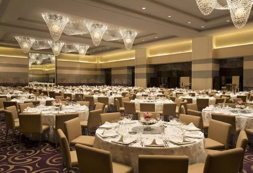 Hotel Millennium Al Rawdah