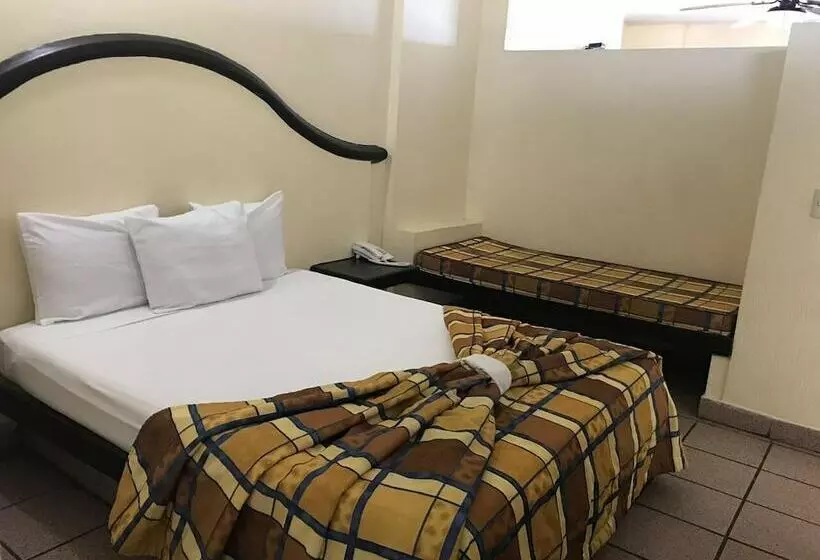 Del Real Hotel & Suites