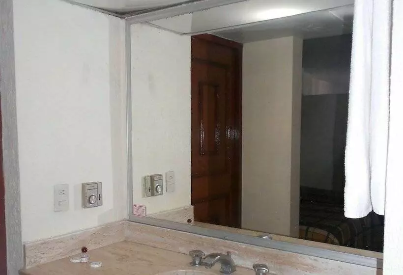 Del Real Hotel & Suites