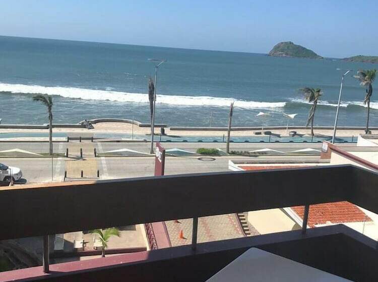 Del Real Hotel & Suites