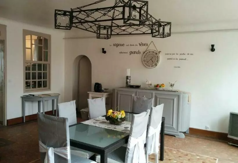 Aamiaismajoitus (B&B) Maison D Hôtes At Home