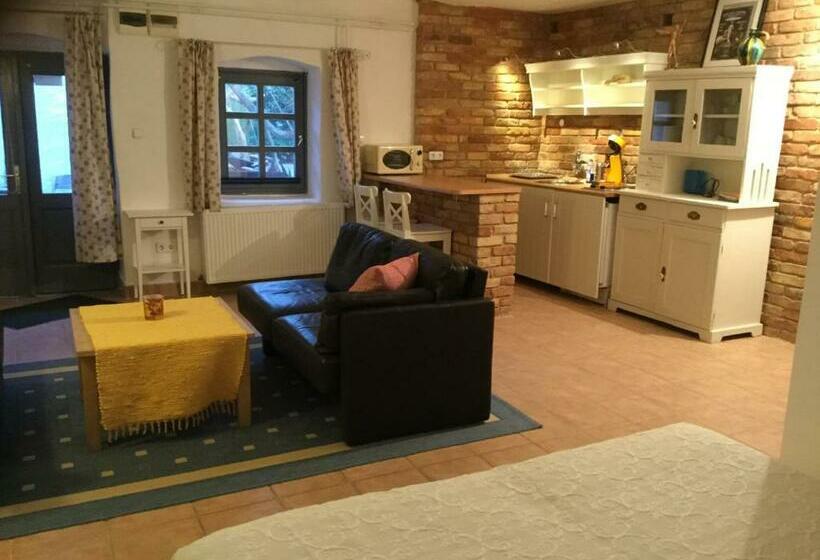 膳宿费 Három Huszár Köveskal