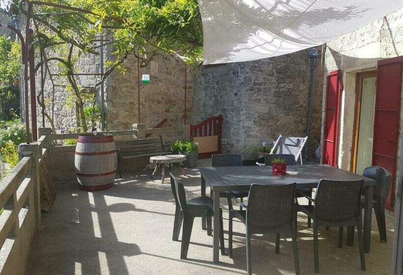 ベッドアンドブレックファースト Maison D Hôtes La Pierre Pointue