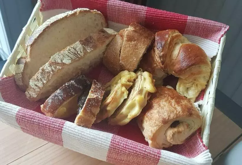 ベッドアンドブレックファースト Maison D Hôtes La Pierre Pointue