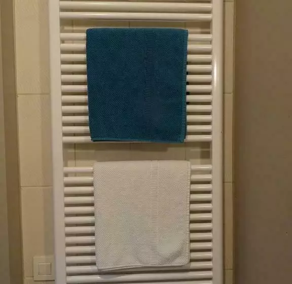 تختخواب و صبحانه Suite 11