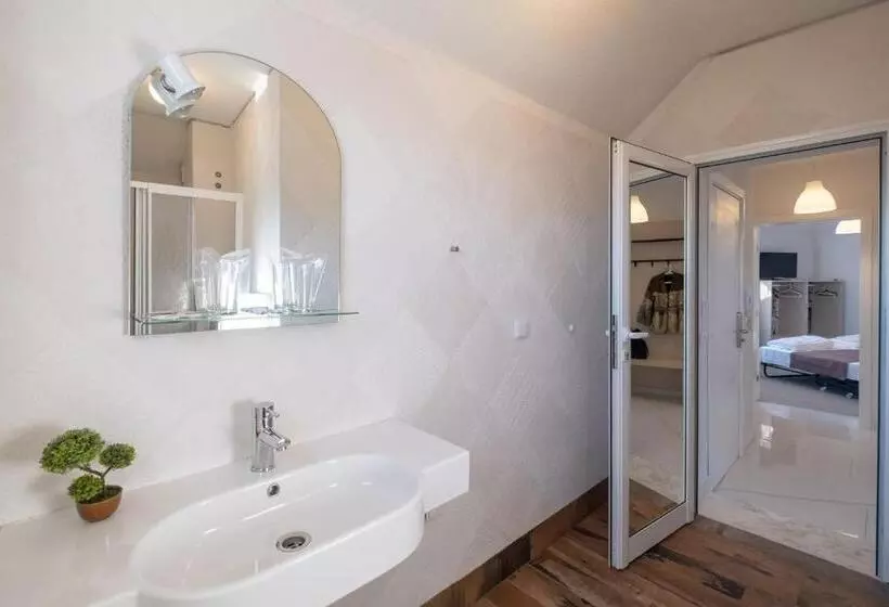 Blue Label Apart House