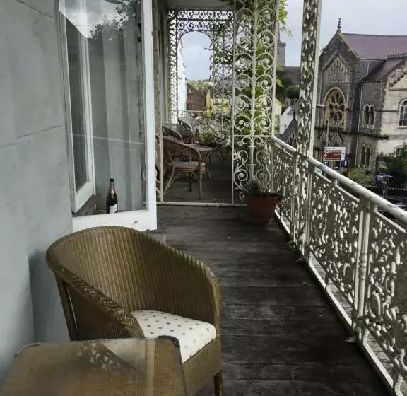 Majatalo 8a Spring Gardens