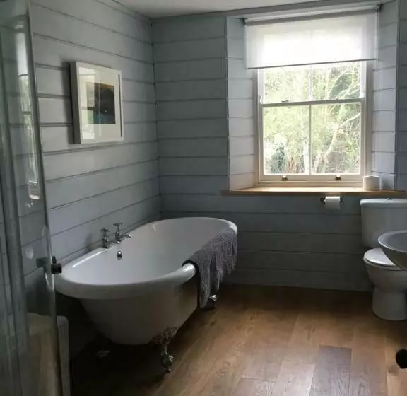 Majatalo 8a Spring Gardens