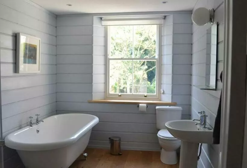 Majatalo 8a Spring Gardens