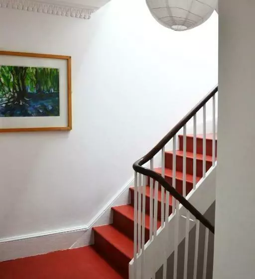 Majatalo 8a Spring Gardens