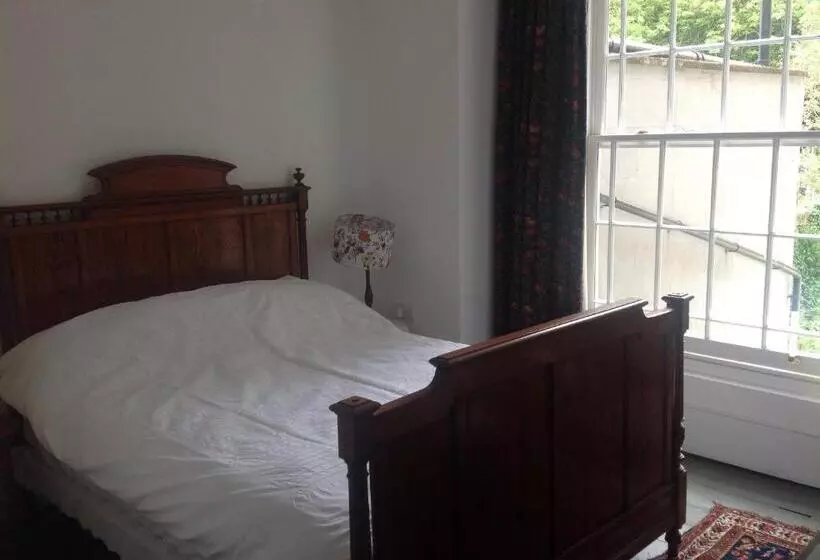 Majatalo 8a Spring Gardens