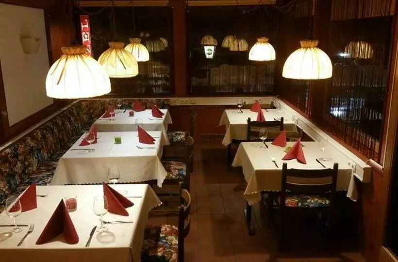 ペンション Gasthaus Tisis