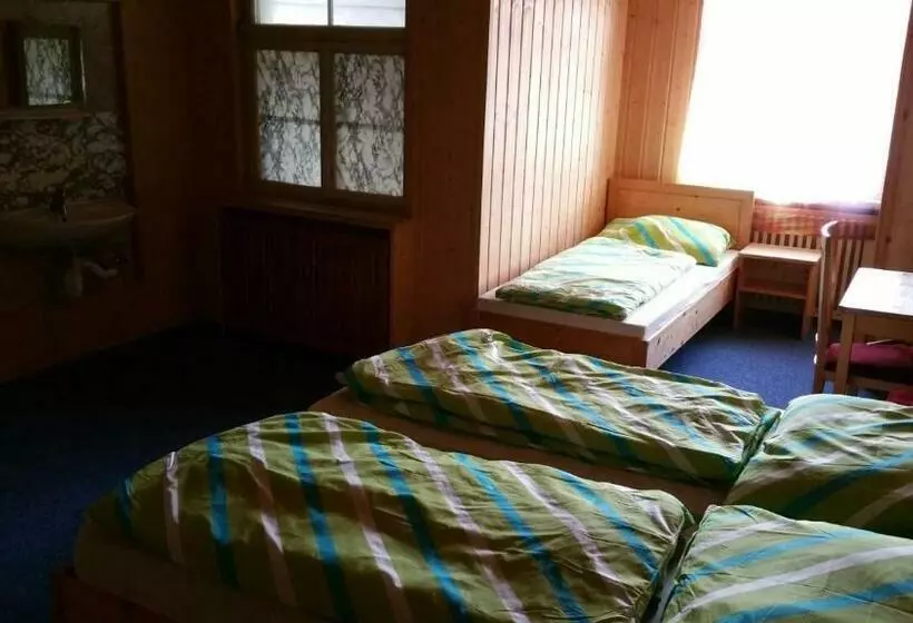 ペンション Gasthaus Tisis