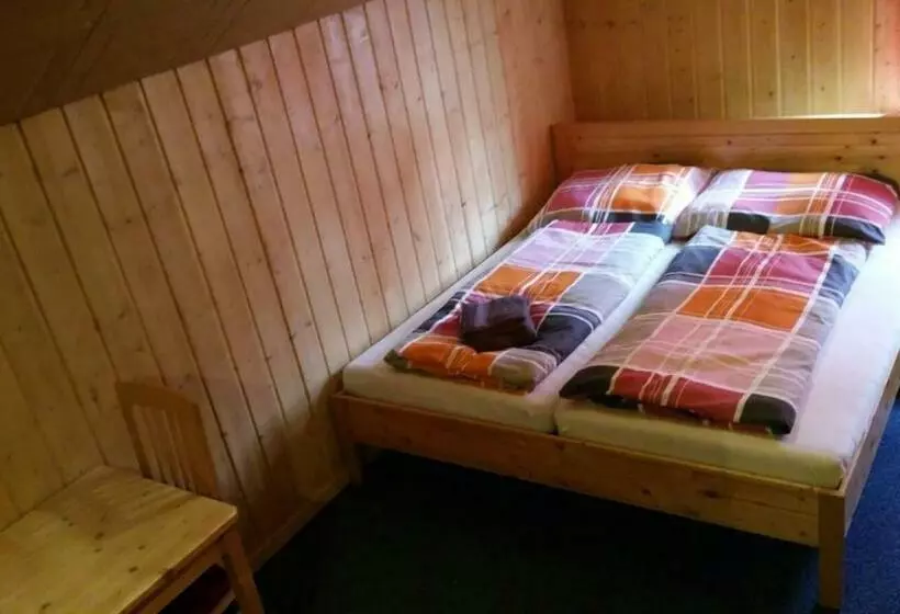 ペンション Gasthaus Tisis