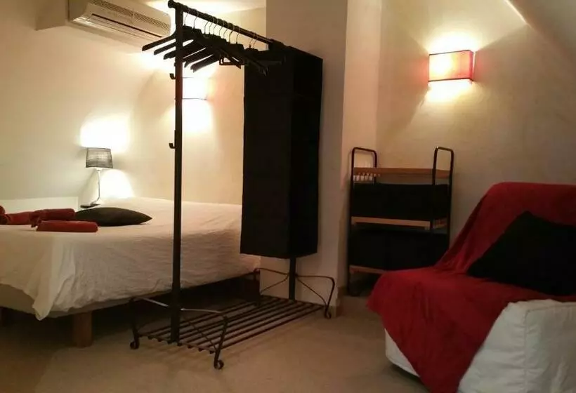 ペンション Chambres Touristiques La Cour Des Hôtes