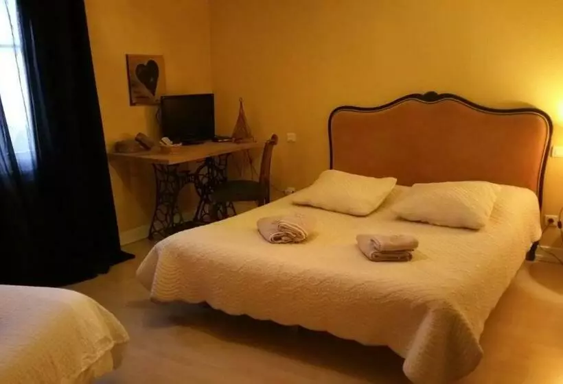 ペンション Chambres Touristiques La Cour Des Hôtes