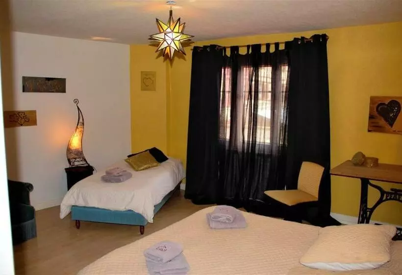 ペンション Chambres Touristiques La Cour Des Hôtes