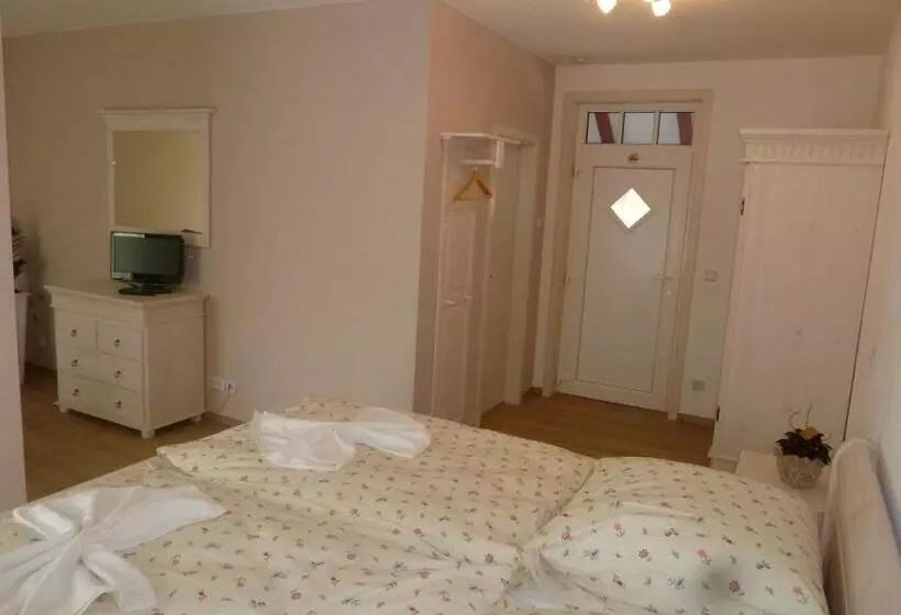 Pensão Café Im Hof  Bed & Breakfast