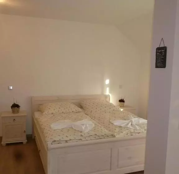 Pensão Café Im Hof  Bed & Breakfast