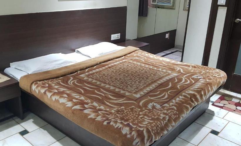 בית מלון כפרי Megha Palace