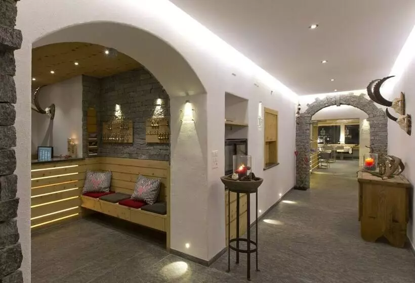 Отель Crusch Alba Zernez