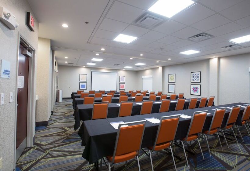 فندق Holiday Inn Express & Suites Tupelo, An Ihg