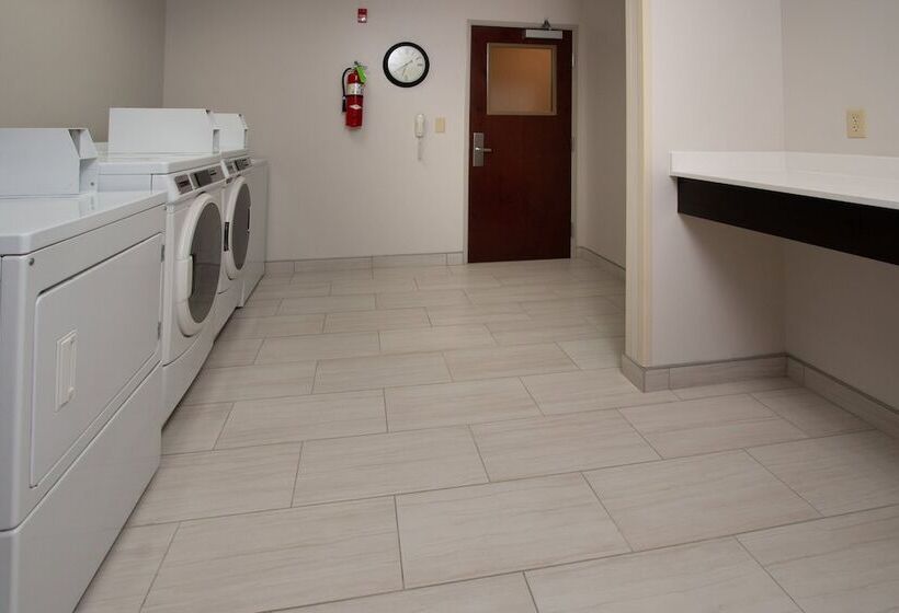 فندق Holiday Inn Express & Suites Tupelo, An Ihg