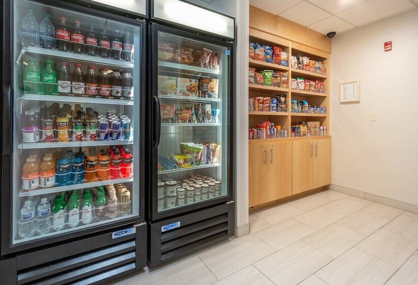 فندق Holiday Inn Express & Suites Tupelo, An Ihg