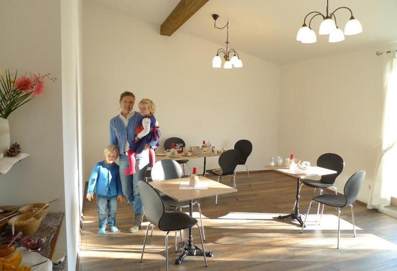 مبيت وإفطار Pension Marillenhof