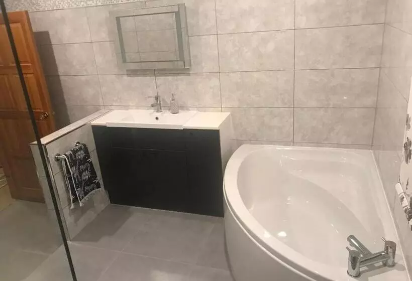 تختخواب و صبحانه Heulwen Guest House