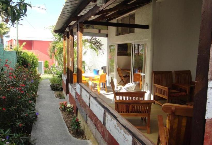 تختخواب و صبحانه Colibri Beach Villas