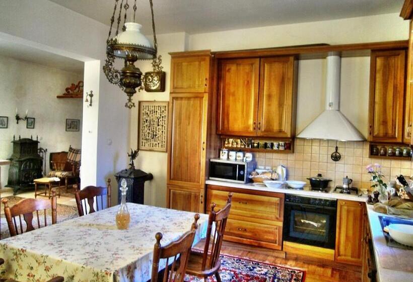 پانسیون Retro 19th Century Guest House