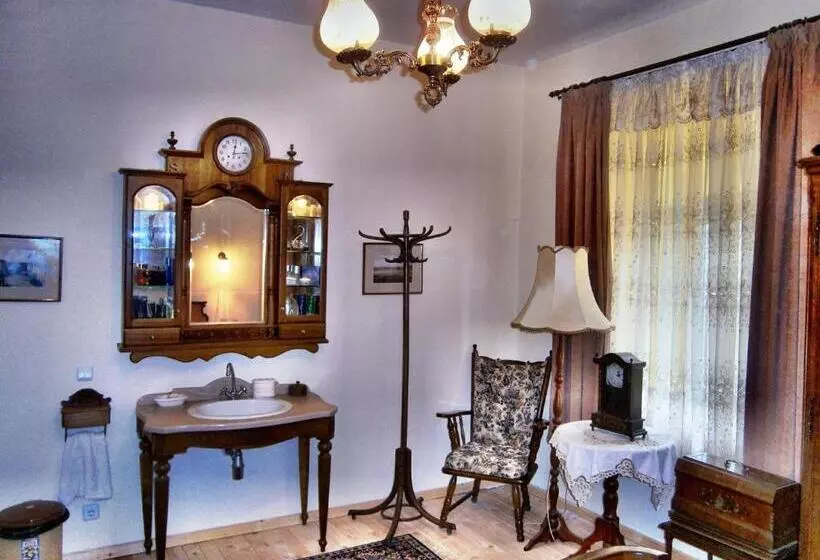 پانسیون Retro   19th Century Guest House