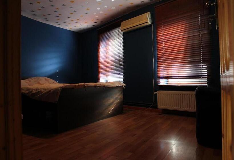 هاستل Fun House