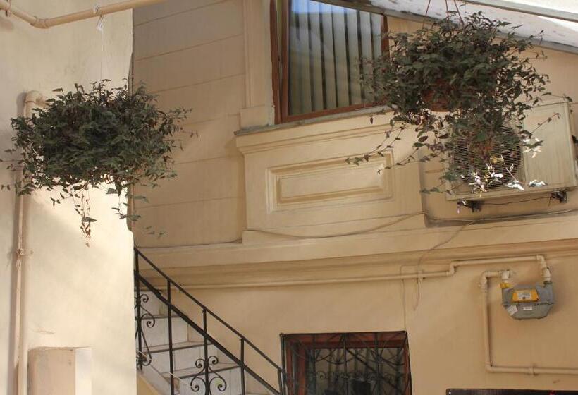 هاستل Fun House