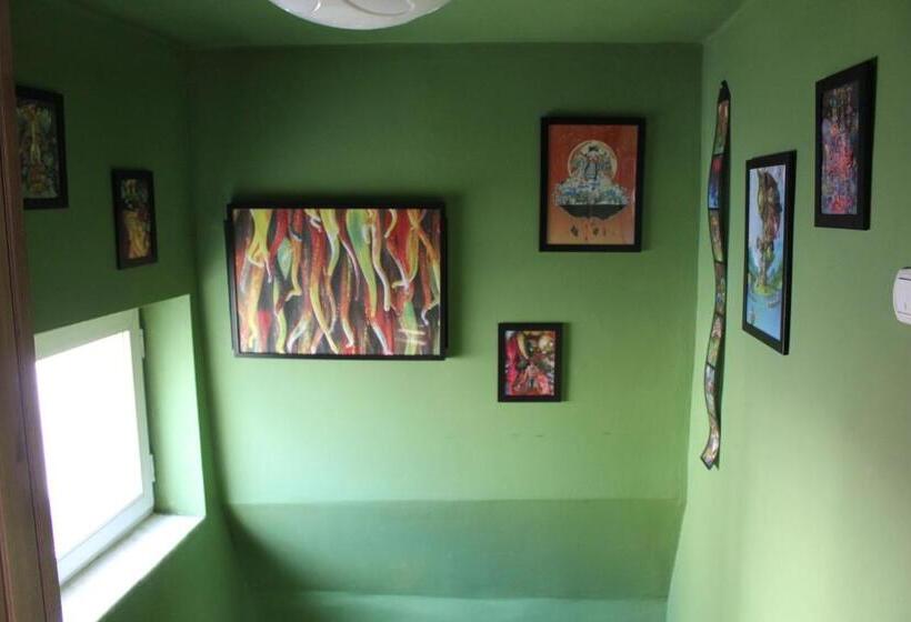 هاستل Fun House