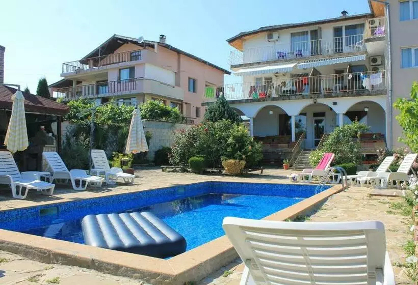 ペンション The White House