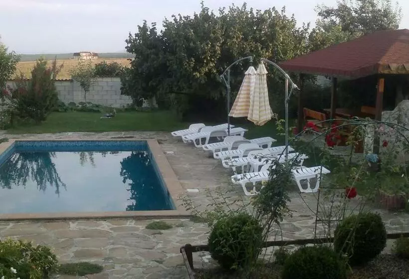 ペンション The White House