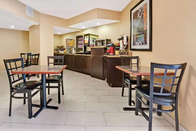 Hotel Days Inn & Suites By Wyndham Desoto