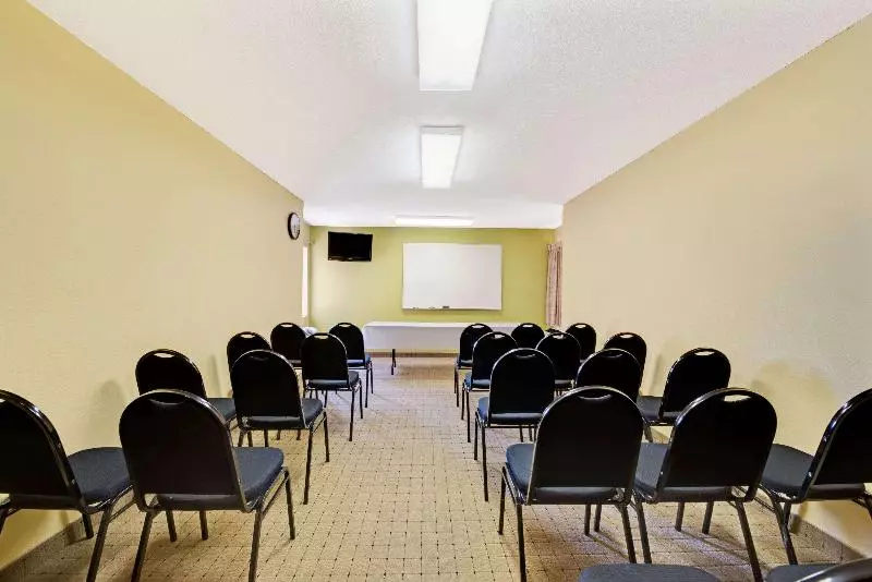 Hotel Days Inn & Suites By Wyndham Desoto